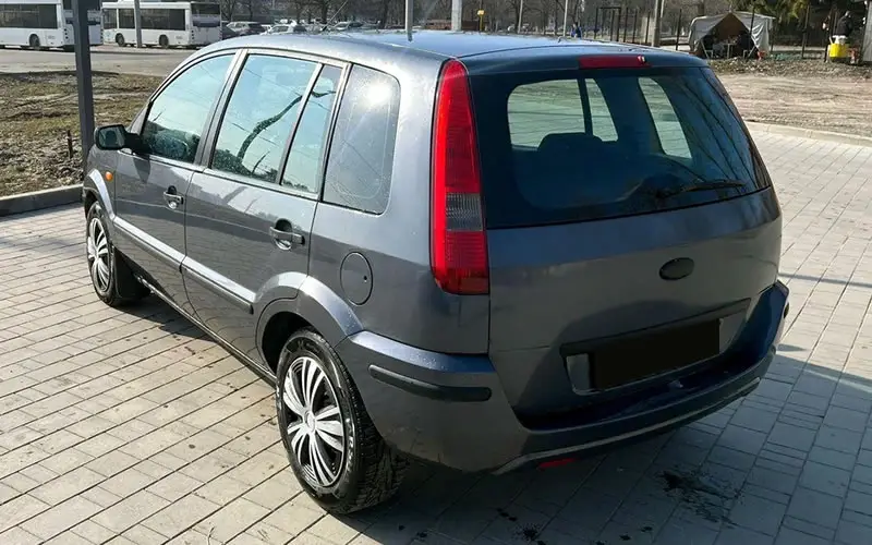 Fusion 2004 года, вид сзади