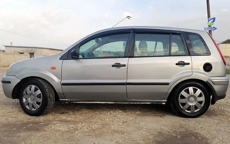 Fusion 2003 года, вид сбоку