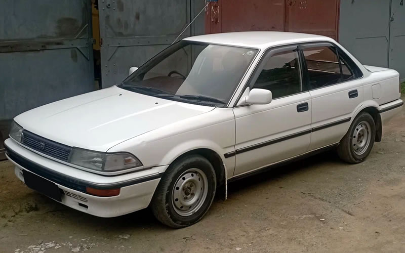 Corolla E90 1988 года, седан