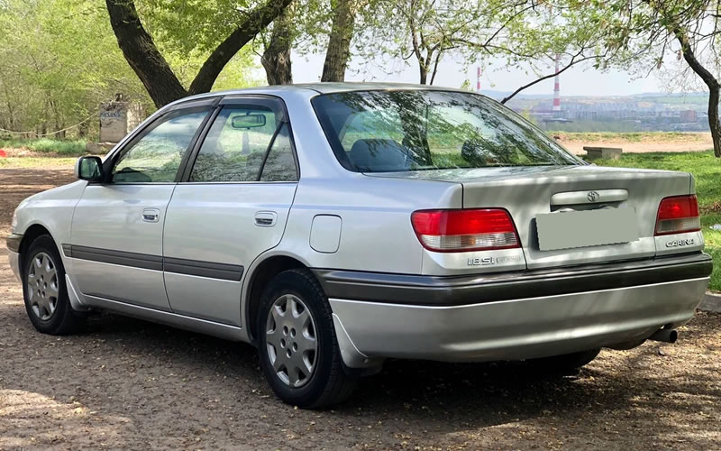 Carina T210 1997 года, вид сзади