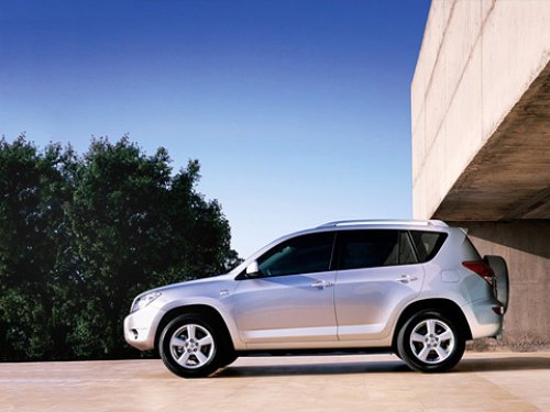 Toyota RAV4 стал больше, вместительнее и…