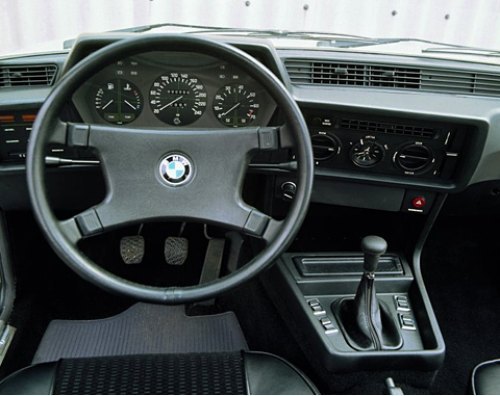 Классический интерьер BMW — с развернутой к…