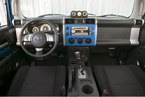 Слегка спартанская кабина Toyota FJ-Cruiser…
