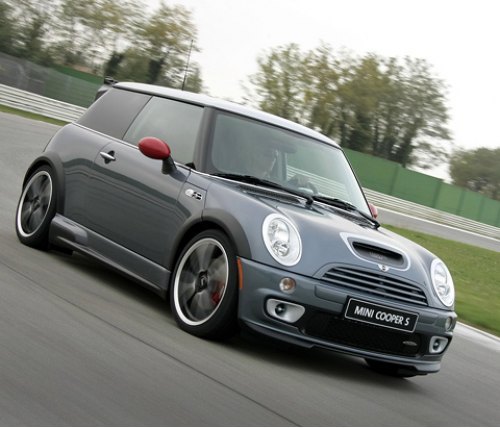 Кто теперь посмеет назвать Mini Cooper игрушечным…