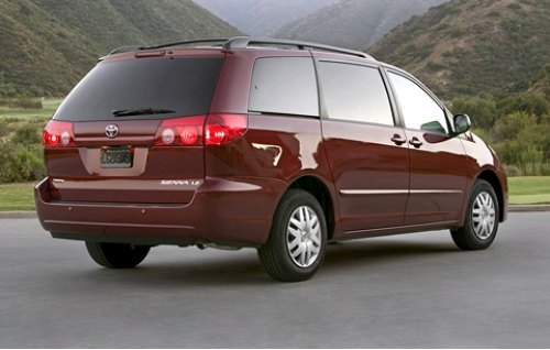 А вот большой и комфортный минивэн Toyota Sienna…