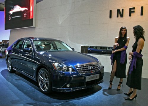 С Infiniti M, в котором узнается перелицованный…