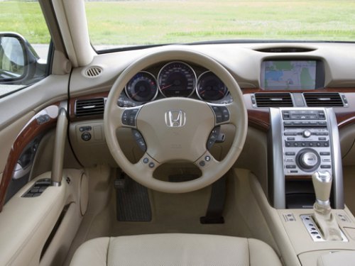 Дизайн интерьера Honda Legend обходится без…