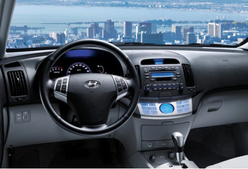Интерьер новой Elantra не поражает воображение,…
