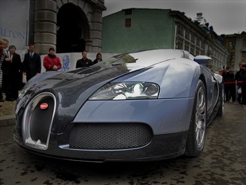 Даже если Bugatti Veyron стоит на месте, он всё…
