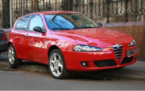 Компактный хэтчбэк Alfa Romeo 147 — прямой…