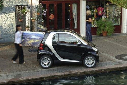Вряд ли габариты Smart Fortwo увеличили ради…