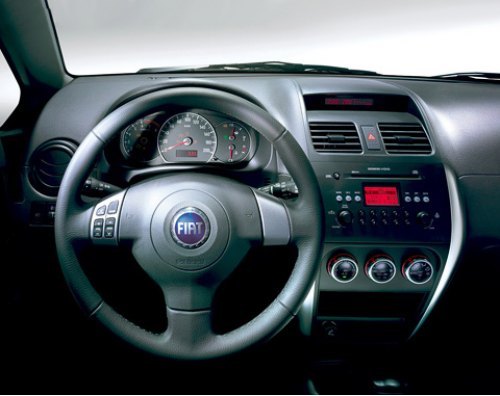 Симпатичный интерьер Fiat Sedici также почти…