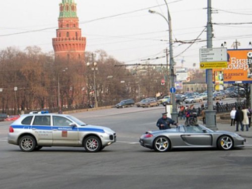 Интересно, а за рулём Porsche Carrera GT сидит…