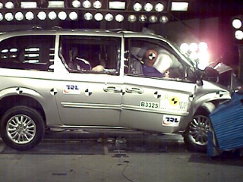 Chrysler Voyager заработал 3 балла за фронтальный…