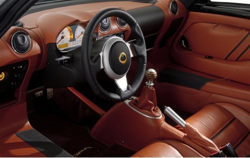 Кожаный салон неизбежно увеличит вес. Но Lotus…