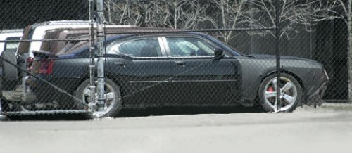 Dodge Challenger накинул на себя кузов от…