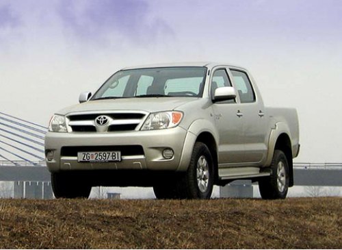 Серийный пикап Toyota Hilux теряется на фоне…