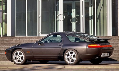 Под занавес «карьеры» Porsche 928 появился в…