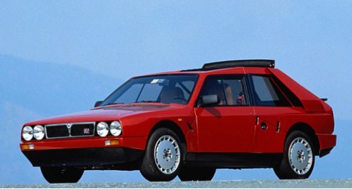 Неказистая на вид среднемоторная Lancia Delta S4…