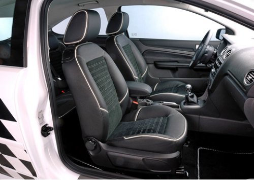 Строгий интерьер Ford Focus неплохо оживляет…