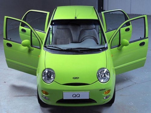 Возможно, за рулём ядовито-зелёного Chery QQ…