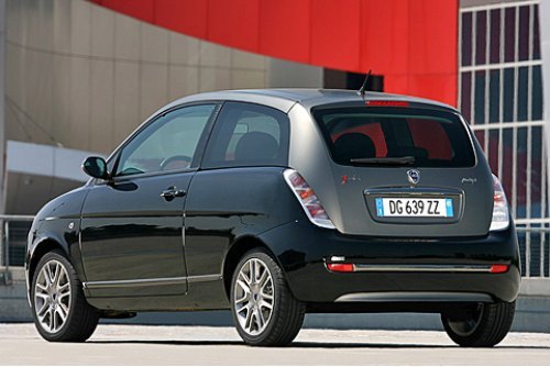 Lancia Ypsilon Sport Momo Design отличается…