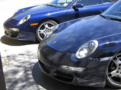 Рестайлинговый Porsche 911 (на заднем плане)…
