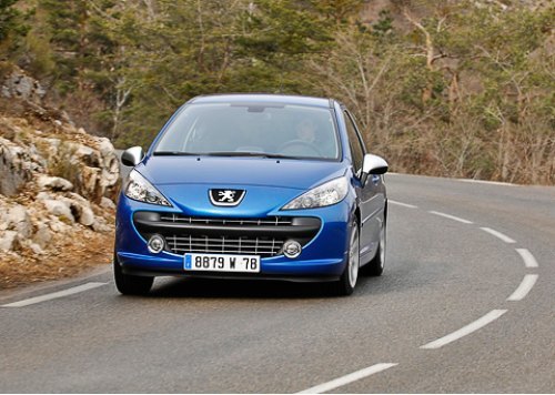 Спереди узнать Peugeot 207 RC можно по…