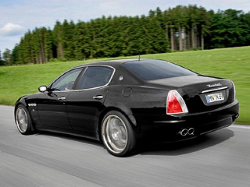 Снаружи тюнинговая Maserati Quattroporte…