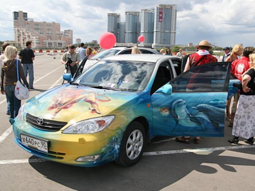 К скучной Toyota Camry предыдущего поколения,…
