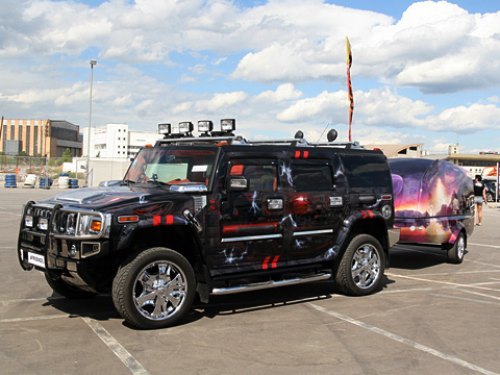 Еще один Hummer H2. На этот раз с пулеметами по…