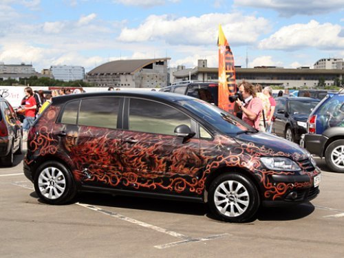 В огне Volkswagen Golf Plus смешались в кучу…