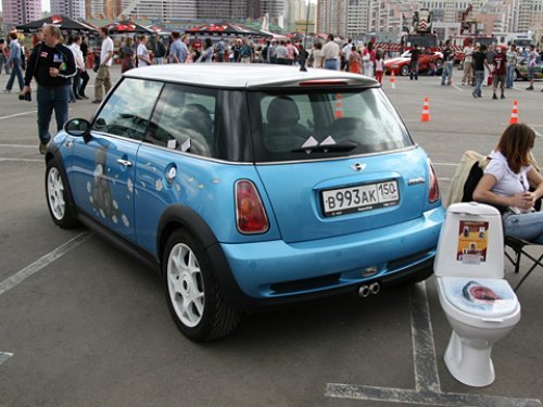 Mini Cooper S с медвежонком и ромашками почему-то…