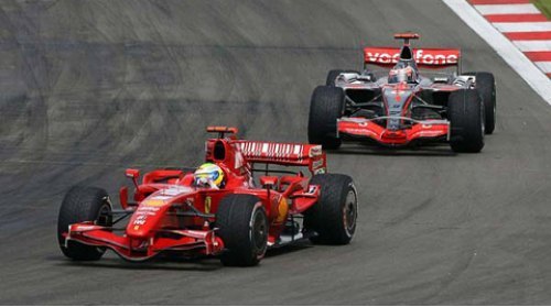 Пока гонщики Ferrari и McLaren борются на трассе…