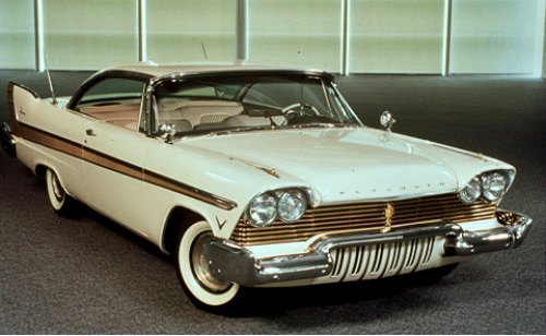 На самом-то деле в красный с белым Plymouth Fury…