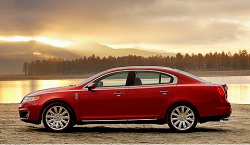 В базовой версии Lincoln MKS оснащается…