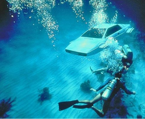 В 1977 году плавающий под водой Lotus Esprit…