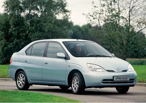 Внешне Prius второго поколения отличить от…