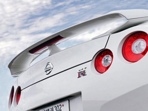 Пока на купе GT-R красуется логотип Nissan. Но,…