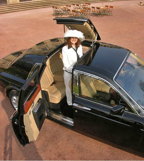 На ходу поднимать кусок крыши Rolls-Royce Phantom…