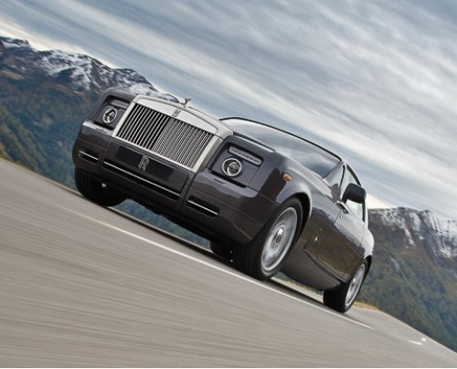 Внешность Phantom Coupe выполнена в едином стиле…