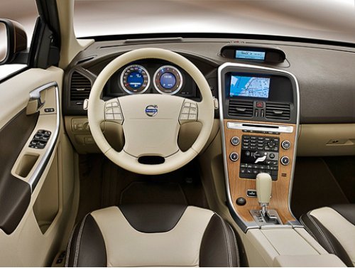 В салоне топ-версии XC60 — комбинированная кожа,…