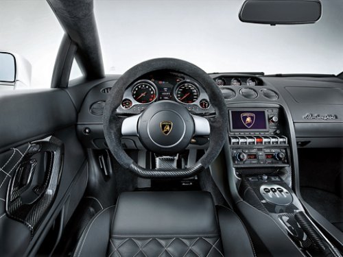 Интерьер Gallardo LP560-4 отнюдь не спартанский —…