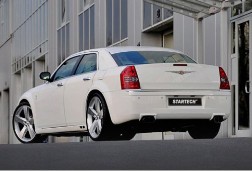 А вот сзади тюнингованный Chrysler 300C от…