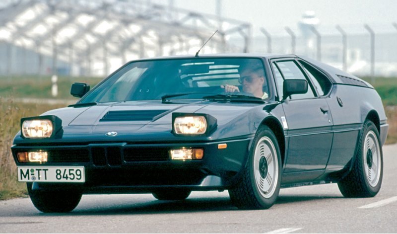 Фары у BMW M1, как тогда было модно, открывались…