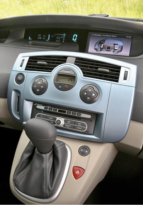 В Renault сохранили пятиместный интерьер, добавив…
