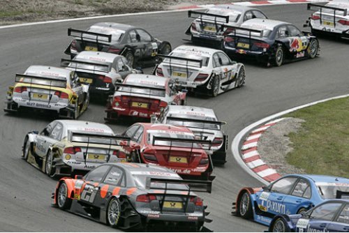 Чемпионат DTM славится формульными скоростями и…