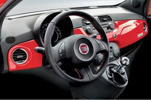 Эксклюзивная «сменка» — это ярко-красный Fiat 500…