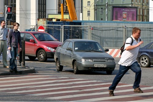Бросим камень и в пешеходов. Многие из них…