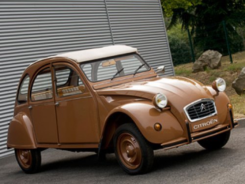 Нельзя сказать, что ситроеновцы носятся с 2CV как…